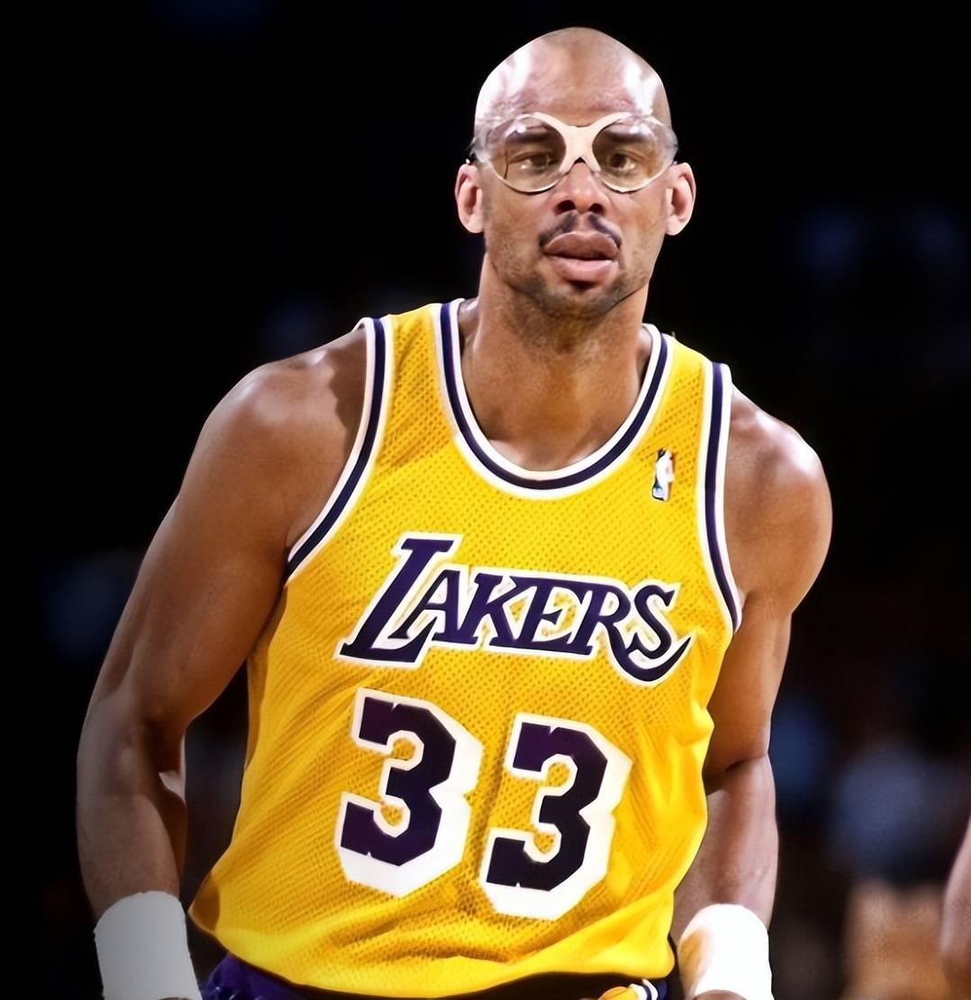 利物浦发角球期间 萨拉赫和亨德森聊了很久（利物浦角球时，萨拉赫与亨德森长时间交流）