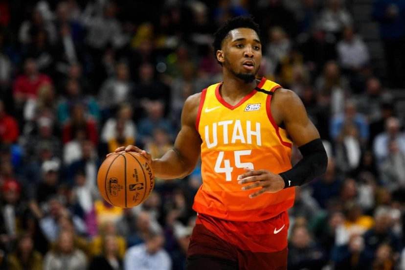 莱万：我经常带伤上场，肋骨骨折也硬撑；不着急决定未来（莱万称常带伤上阵，肋骨骨折也咬牙坚持；对未来暂不急于决定）