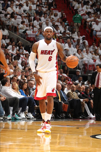 中超赛场争议判罚：VAR判罚引发热议,（中超判罚风波：VAR成争议焦点）