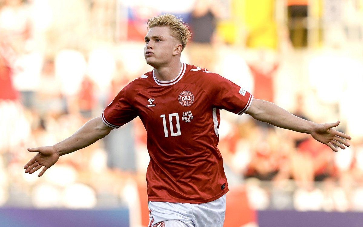 前15轮德甲凯恩6次当选全场最佳，比其他球员至少多3次（德甲前15轮，凯恩6次当选全场最佳，领先其余球员至少3次）